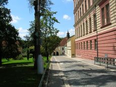 Budova ZUŠ na konci parčíku